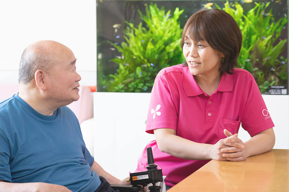 さくらす(茨城)の看護師と入居者の様子(コメディコつくば)